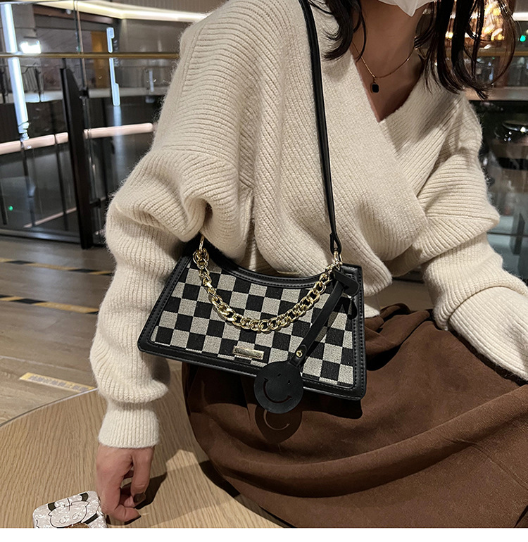 Fashion One-shoulder Messenger Bag Autumn And Winter Checkerboard Chain Baguette Bag display picture 1