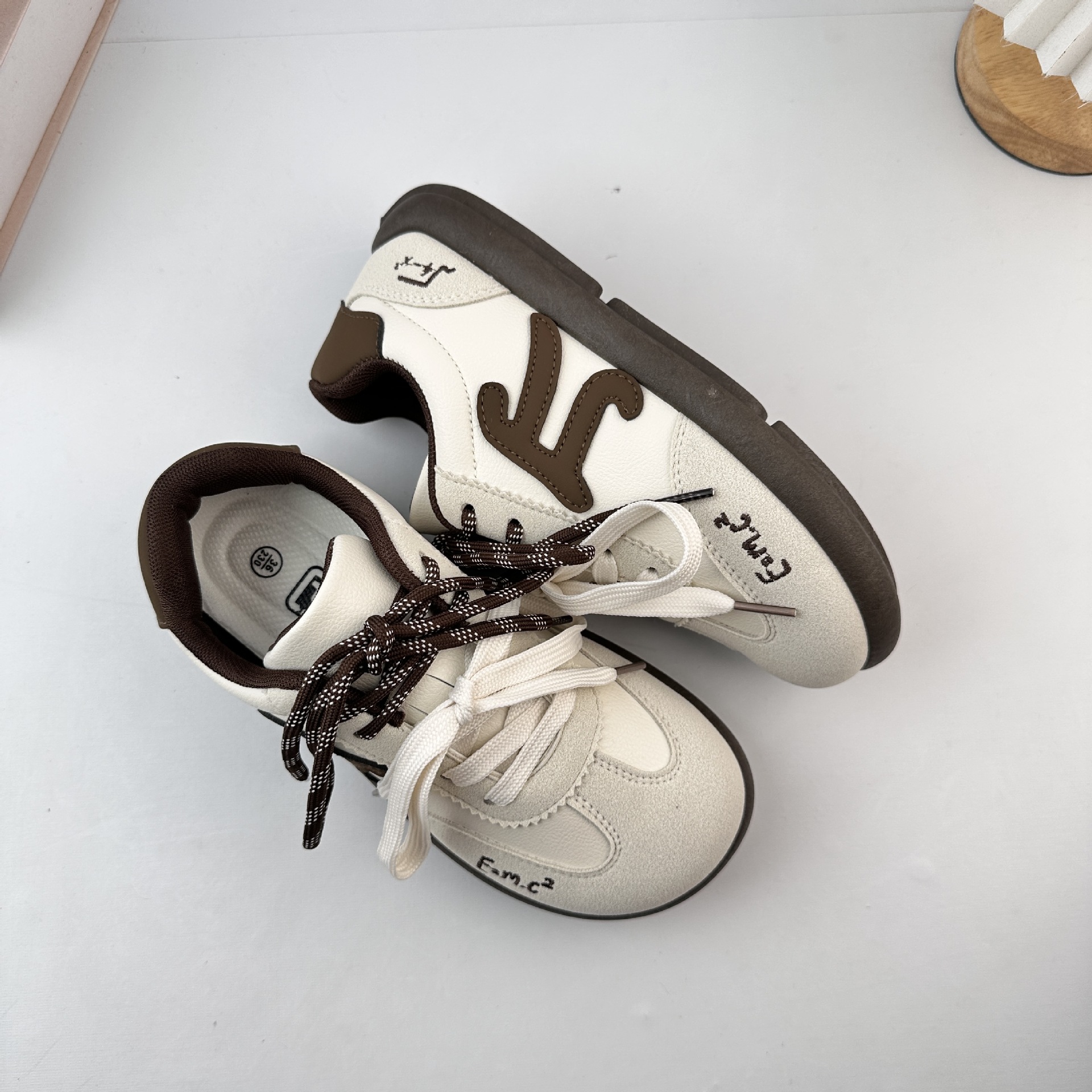 Yuanbo ligero zapatos de entrenamiento de Alemania para mujeres 2025 otoño nuevo estilo versátil coreano zapatos de lona para mujeres zapatos de skate casuales