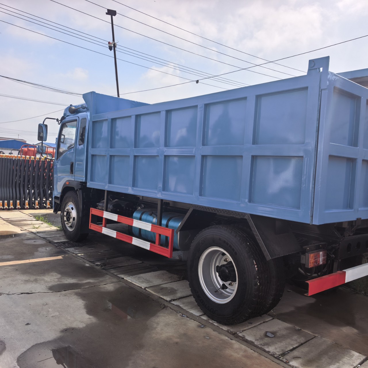 Cross-border export of medium-sized box trucks, Howo single-row light cargo trucks, and Shaanqi refrigerated box dump trucks