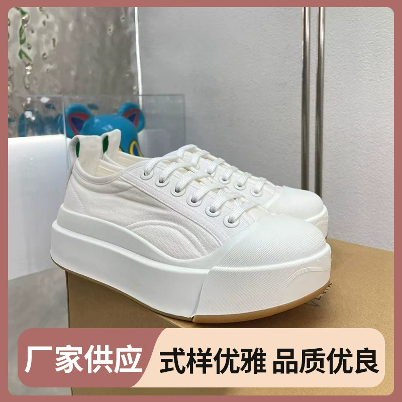 2024 новые кроссовки маленькие белые туфли минималистский стиль моды толстая подошва для повышения воздухопроницаемости холст повседневная женская обувь на шнуровке