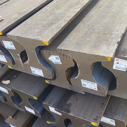 现货QU120热轧钢轨 QU100起重机轨道 P65轨道 CR73钢轨A45