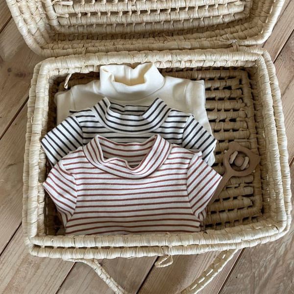Camiseta de capa base para niños, ropa infantil de estilo coreano, camiseta de capa base a rayas con media cuello alto para bebé, jersey para bebé de primavera y otoño.