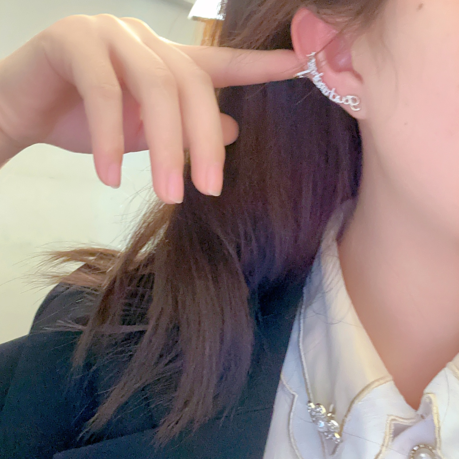 Pendientes de una sola letra para la oreja izquierda, estilo largo y frío de alta gama, tipo de colgante de oreja, diseño de nicho, temperamento, clip de oreja de todo fósforo