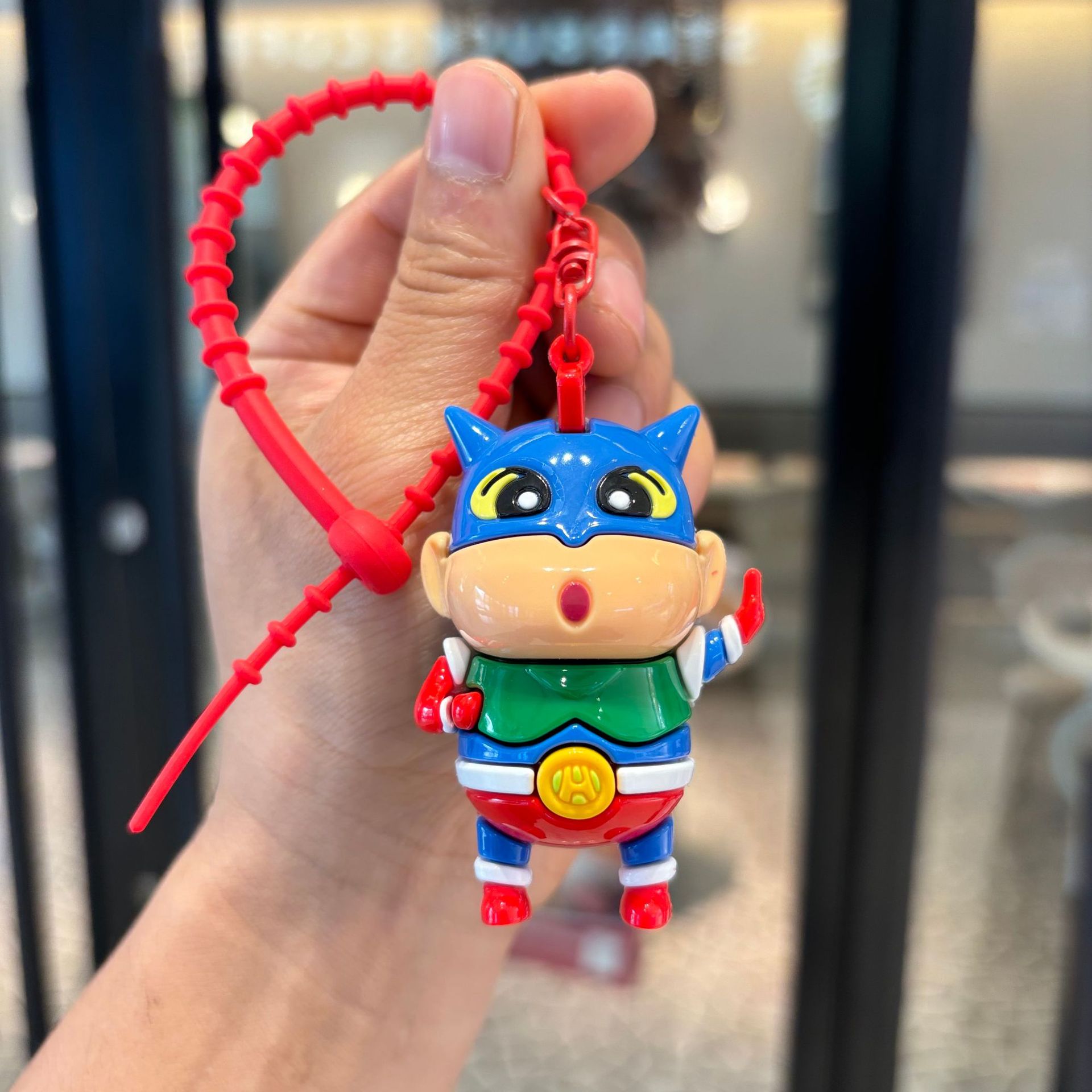 Crayon Shin-chan mestizo llavero colgante de muñeca hombres y mujeres lindo bolso de muñeca de dibujos animados colgante llavero al por mayor