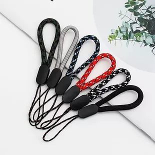 Мобильный телефон, короткий ремешок, переплетенное кольцо с хвостиком, USB-флеш-накопитель, брелок