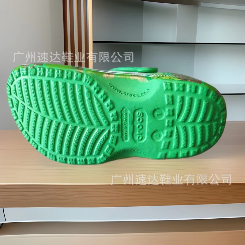 Kejia nuevos zapatos con agujeros para niños dibujos animados anime transpirable para niños y niñas sandalias de playa al aire libre ligero antideslizante