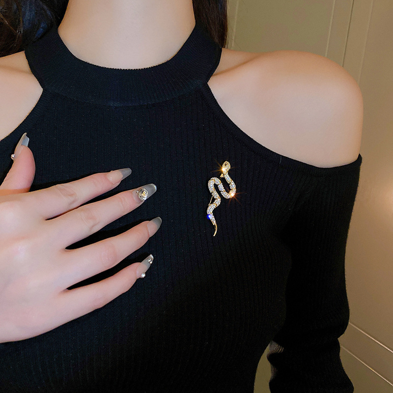 Europa y América exagerada circón broche en forma de serpiente de oro real galvanoplastia personalidad nicho temperamento alto sentido suéter pin ramillete femenino