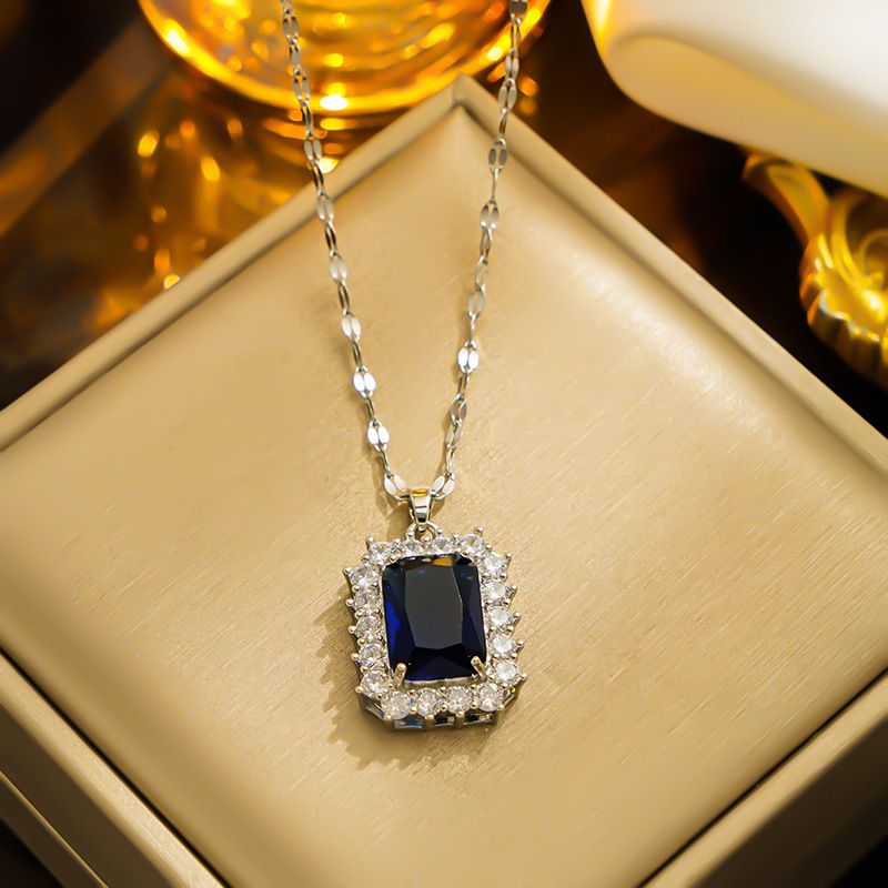 [Titanium Steel] Light luxury micro-inlaid real gold emerald super flash necklace women's new collarbone chain light luxury niche design sense_senzul.com