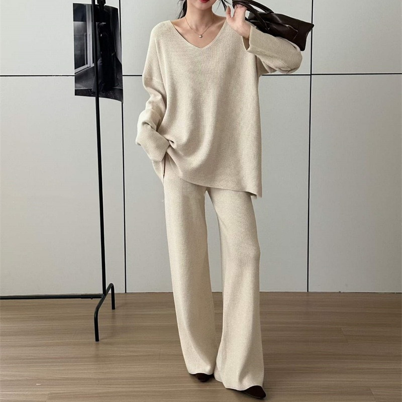 Fashionable women's autumn and winter Korean-style waffle V-neck sweater and casual loose straight slim-fit knit pants two-piece set