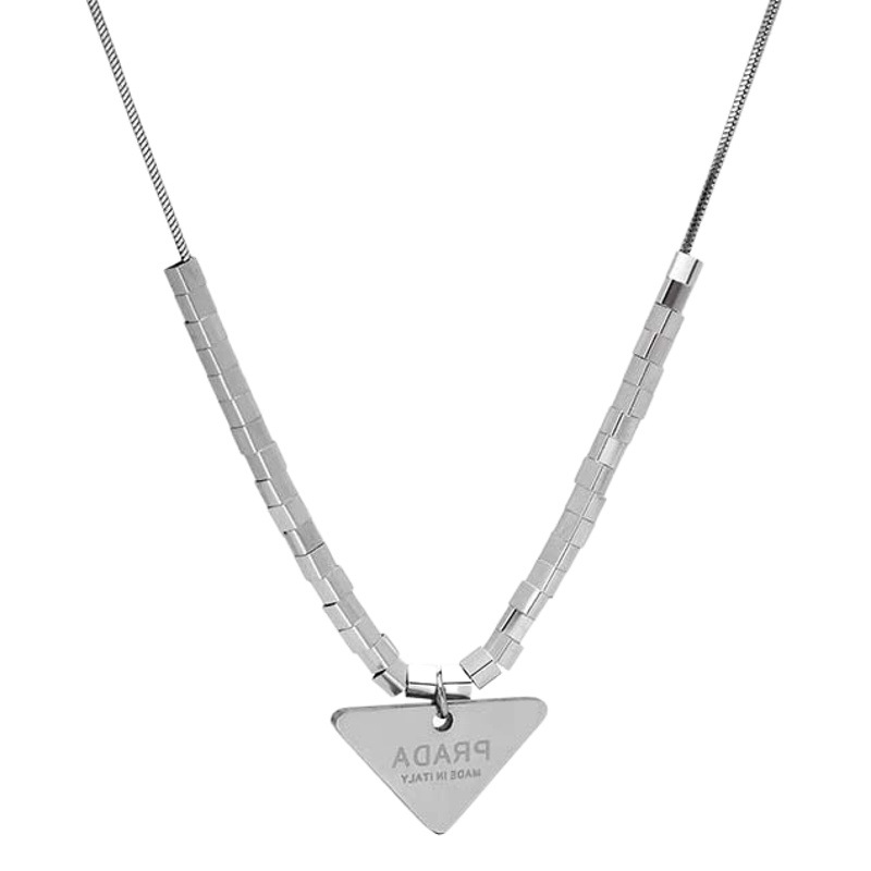 Triángulo de acero titanio pequeño collar cuadrado nicho femenino diseño sentido suéter cadena personalidad hip hop dulce estilo fresco temperamento collar