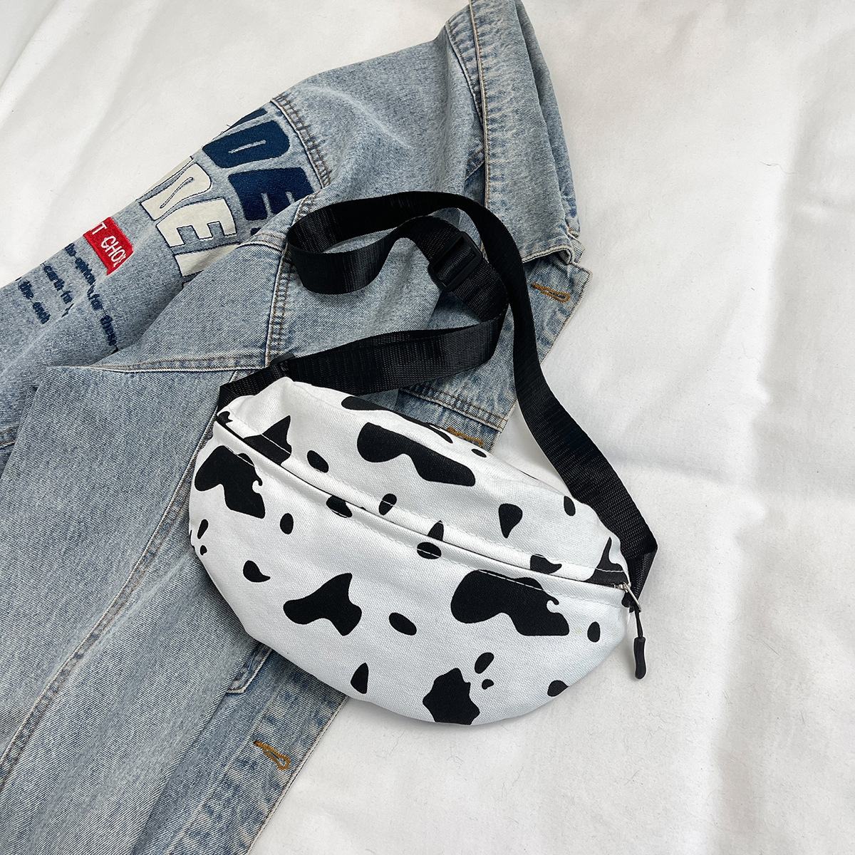 223g Weight Polyester Lining Material Zipper Closure Type Sling Strap Strap Type Fanny Pack Bags Type Casual, Daily, Shopping Occasion Nylon Material Cows, Solid Color Pattern All Seasons Season Women's Gender Basic Style Oval Shape Women's Basic Cows Solid Color Nylon Waist Bags 41