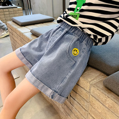 女の子のデニムのショートパンツの夏の2023女の子の夏服の外着の子供の薄いタイプの3分のズボンの工場の卸売りの潮