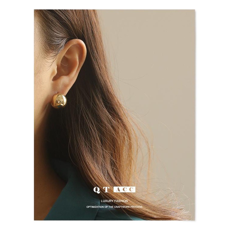 18K oro liso espejo hueco tridimensional bola oreja hebilla europeo y americano diseño frío estilo personalidad pendientes del todo fósforo