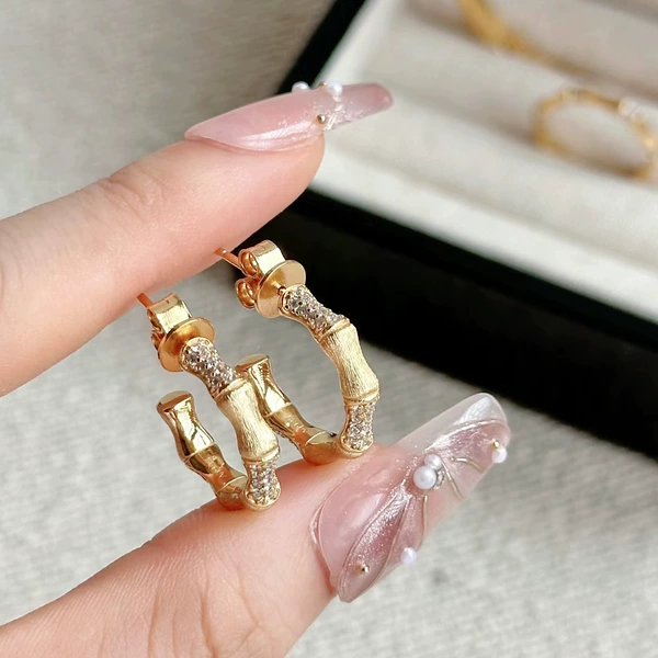 Gold earrings [One pair of price]