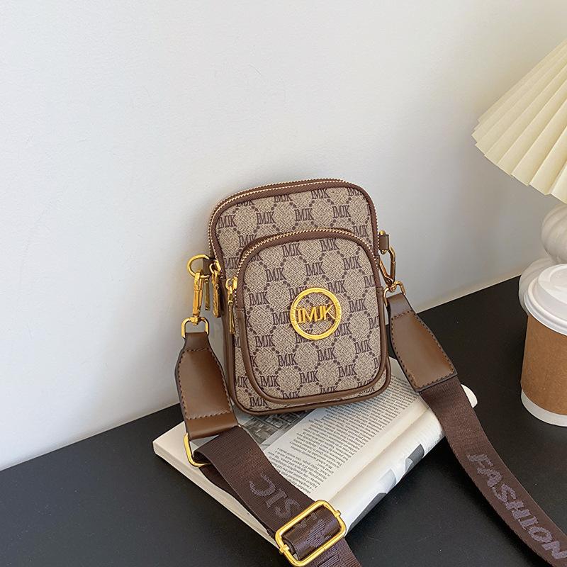 Bolso de sentido premium para mujer 2025 nueva moda con estampado de letras Bolso para teléfono móvil de tres capas Bolso bandolera de banda ancha salvaje