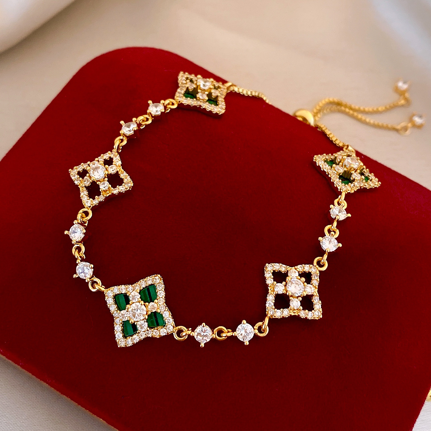 Zircon hueco flor de frita pulsera de extracción estilo estilo francés personalidad pulsera de lujo ligero joyas de mano de alta calidad