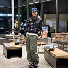 立襟カップルの金は白鴨絨毛の冬の屋外ダウンジャケットの骨付き女性の短い薄いダウンジャケットを組み合わせたものである
