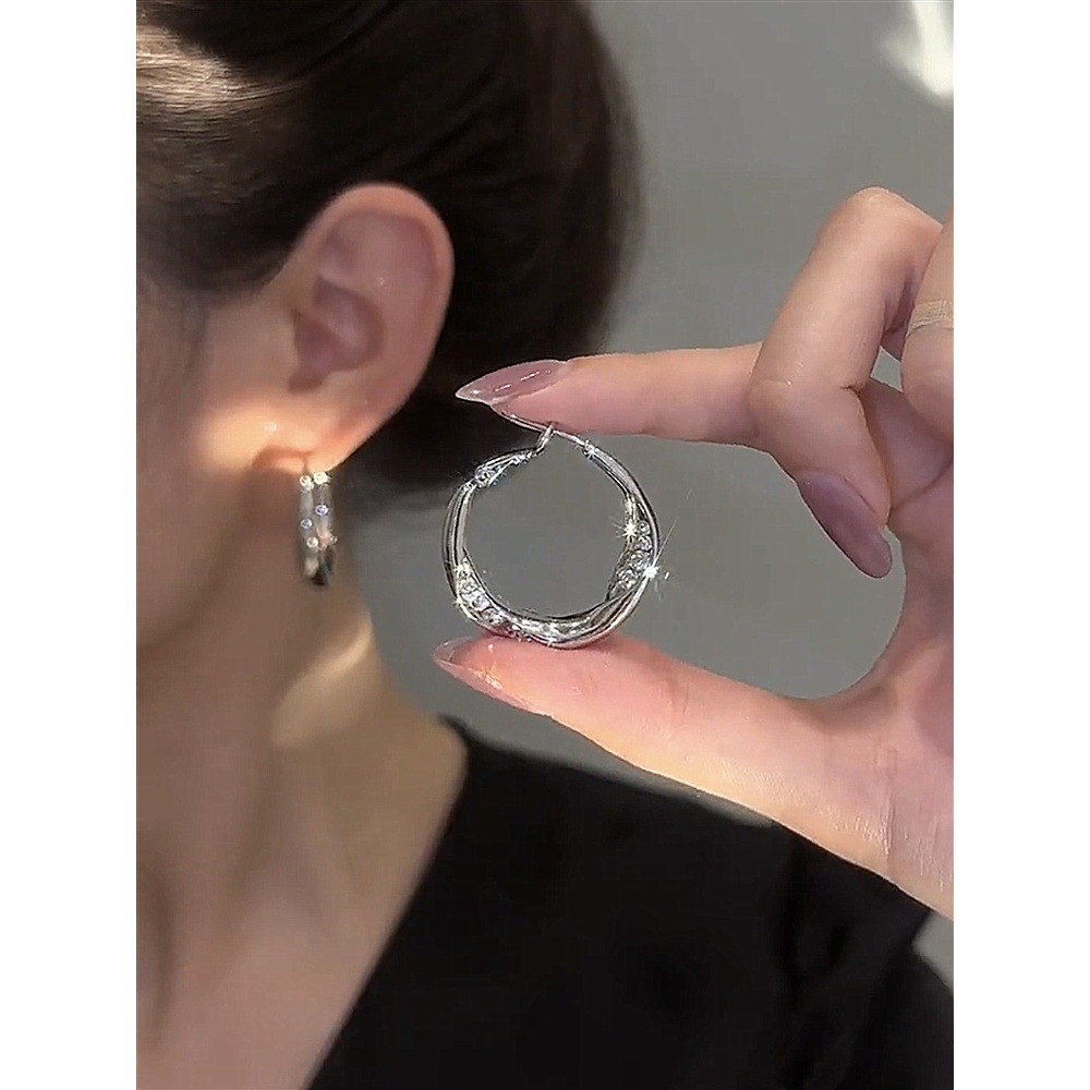 2023 nuevo estilo simple y moderno, todo fósforo, pendientes de alta gama, pendientes de diseño, pendientes de anillo de metal de diamantes, mujeres