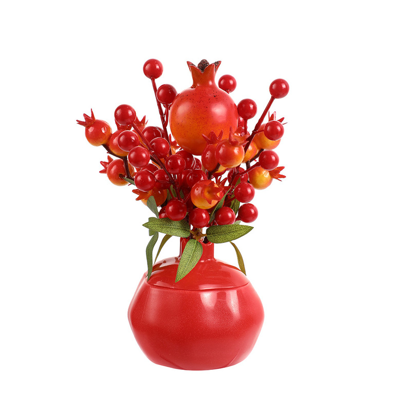 ザクロの装飾のプラスチックの花瓶をシミュレーションします。新年の家の装飾は金を出します。|undefined