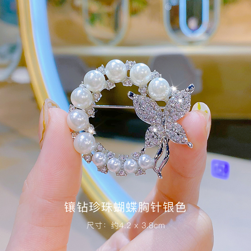 원형 진주 은색 나비 브로치