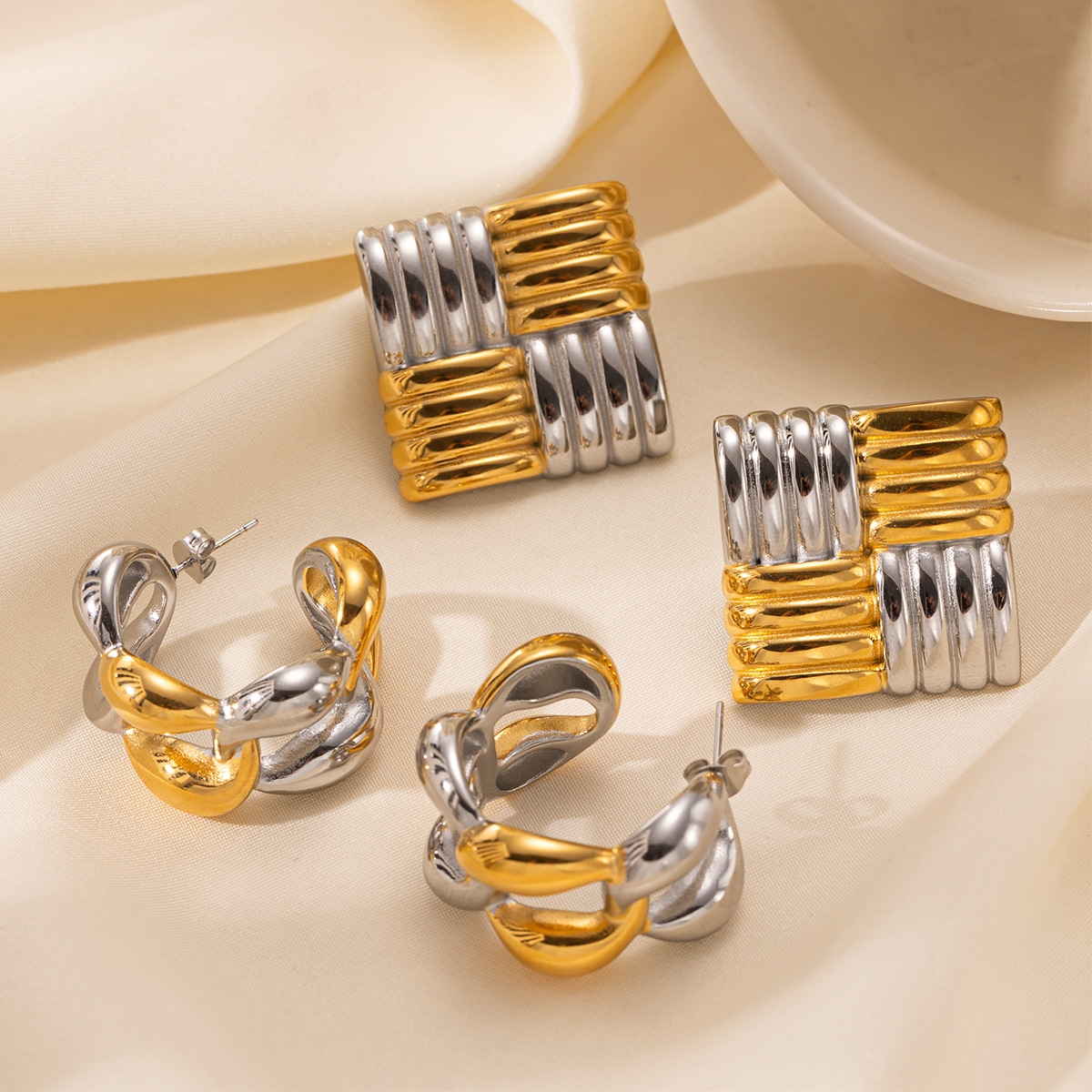 Taina estilo europeo y americano pendientes de acero inoxidable lujo ligero de alta calidad estilo de diseño versátil sensación de pendientes de acero de titanio para mujeres no se desvanecen