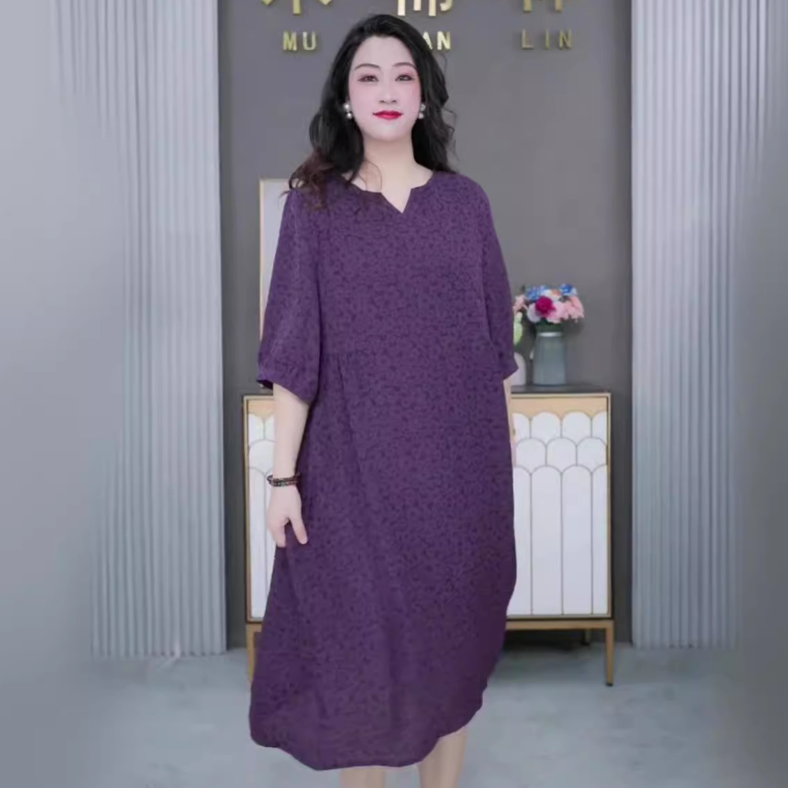 Plus-size, loose-fitting floral mid-sleeve dress for summer, flattering for plus-size women and middle-aged mothers.