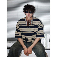 夏の色合わせのストライプ半袖tシャツ男性のファッションブランドのファッションアメリカのカップルはゆったりとしたボトムシャツの半袖を合わせます。