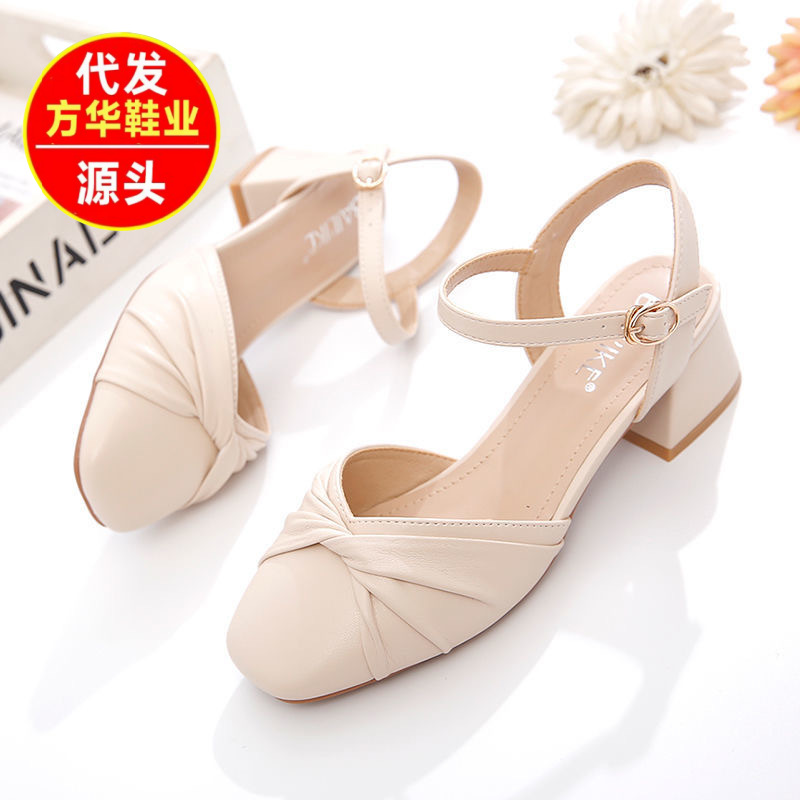 Sandálias huecas zapatos de mujer de verano 2026 nuevos tacones casuales gruesos un botón de tacones cuadrados nuevo estilo simple blanco beige