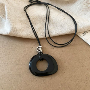 Estilo retro de Hong Kong cuerda de cuero artificial bolso pequeño collar moda todo-fósforo cadena de suéter de media luna fuera de la calle joyería de alta gama mujer