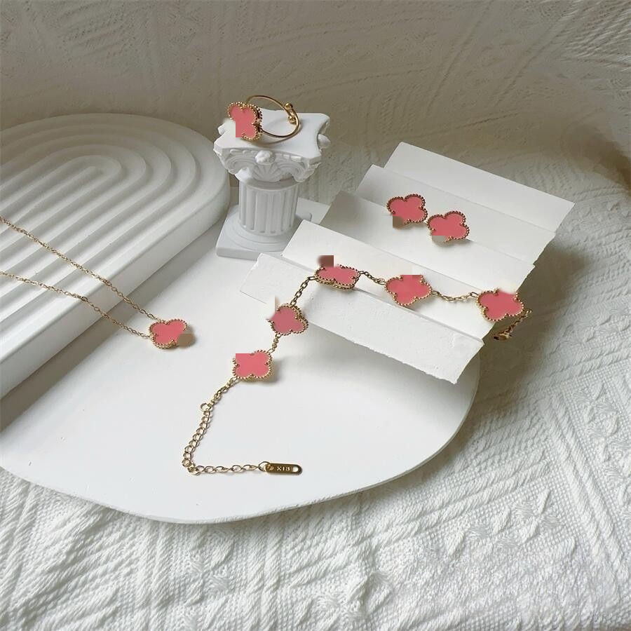 Estilo caliente Este trébol de cuatro hojas 13MM Pulsera de cinco flores 18K Pulsera de trébol de cuatro hojas Collar Pendientes Juego de anillo sin decoloración