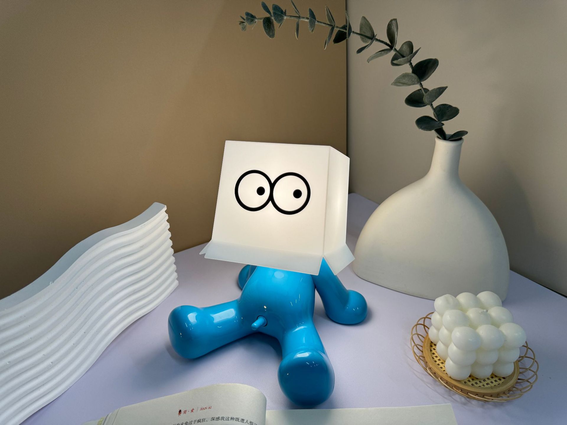 Sentado tímido niño lámpara de escritorio cara cuadrada tímida lámpara de noche regalo de carga creativa divertida lámpara de cabezal de cama divertida