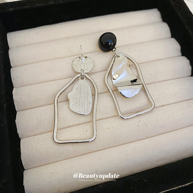 Pendientes de asimetría geométrica con pliegues de aguja de plata Pendientes irregulares de alta gama europea y americana Personalidad de nicho Pendientes nuevos para mujer