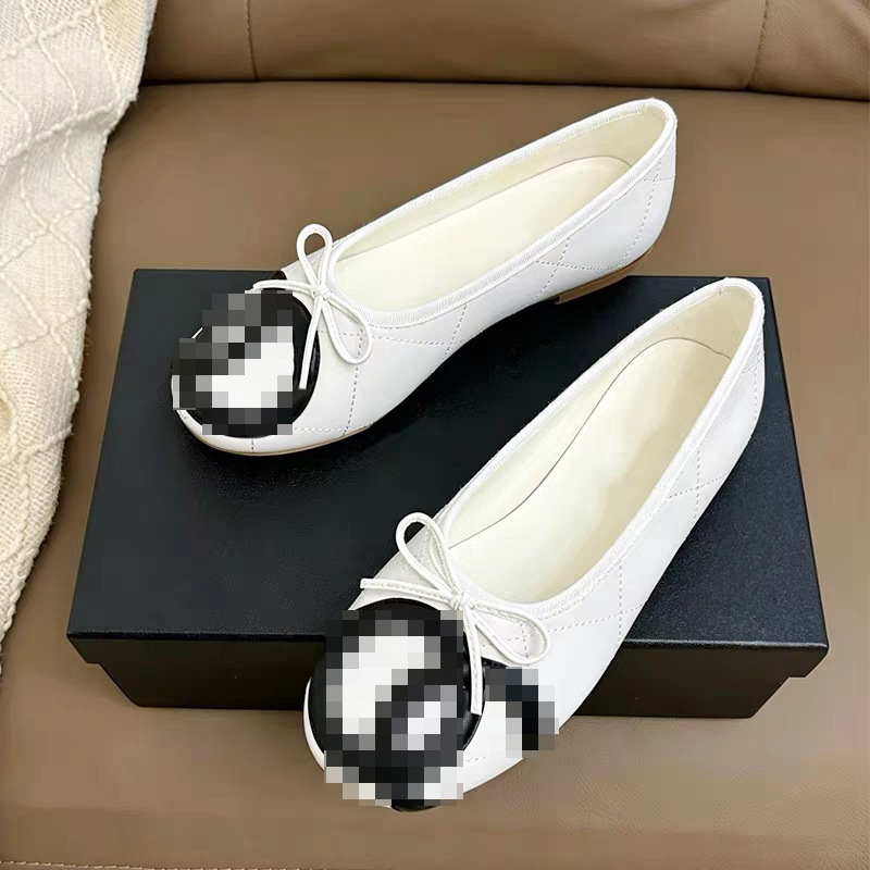 Black and white color-blocked French-style flats, popular ballet flats with a small bow, and diamond-patterned slip-on shoes Black and white color-blocked French-style flats, popular ballet flats with a small bow, and diamond-patterned slip-on shoes