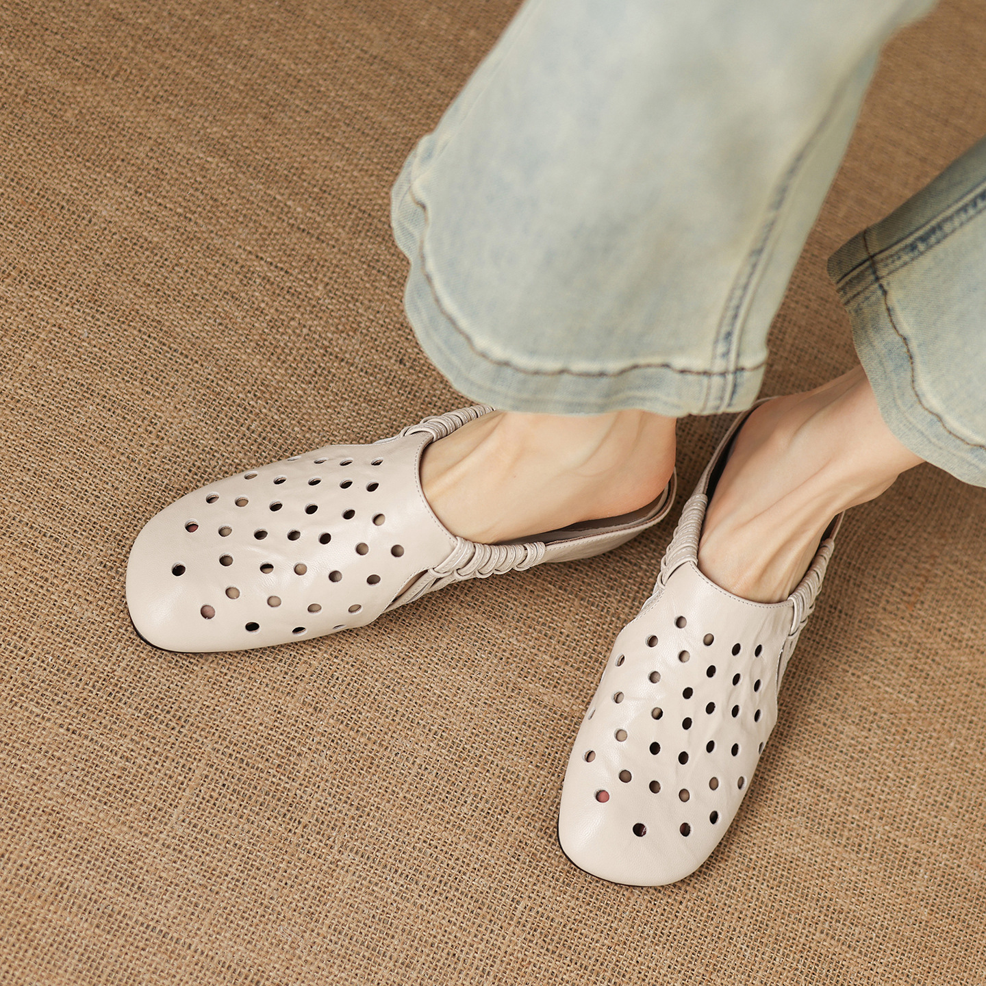 Dép sandal nữ quai chữ V đế xuồng cao gót, phong cách dệt da lộn — đen