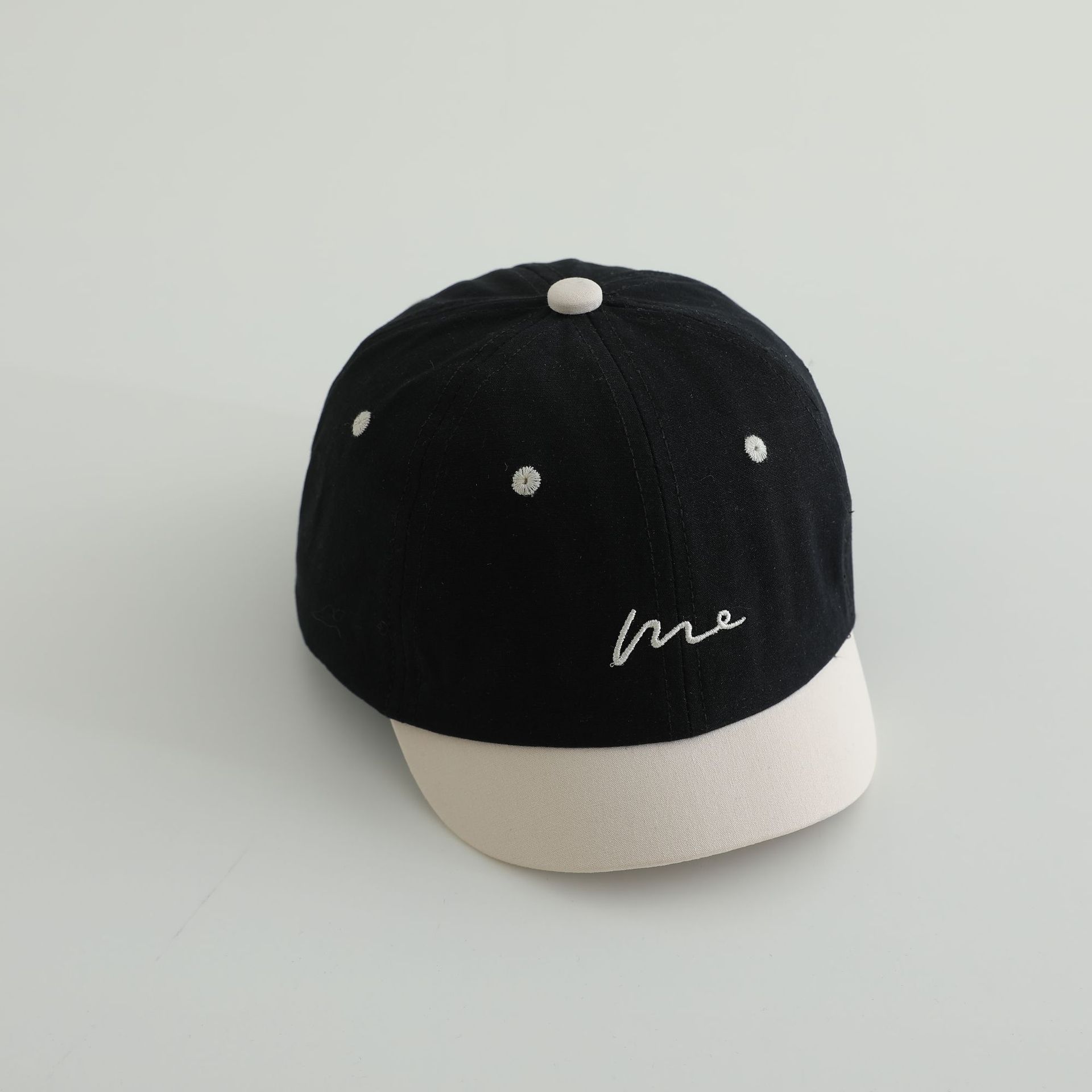 Niños coreanos líneas simples bordadas gorra de lengua primavera y otoño bebés masculinos y femeninos corto borde corto viaje sombrero de béisbol sombrero de sombra