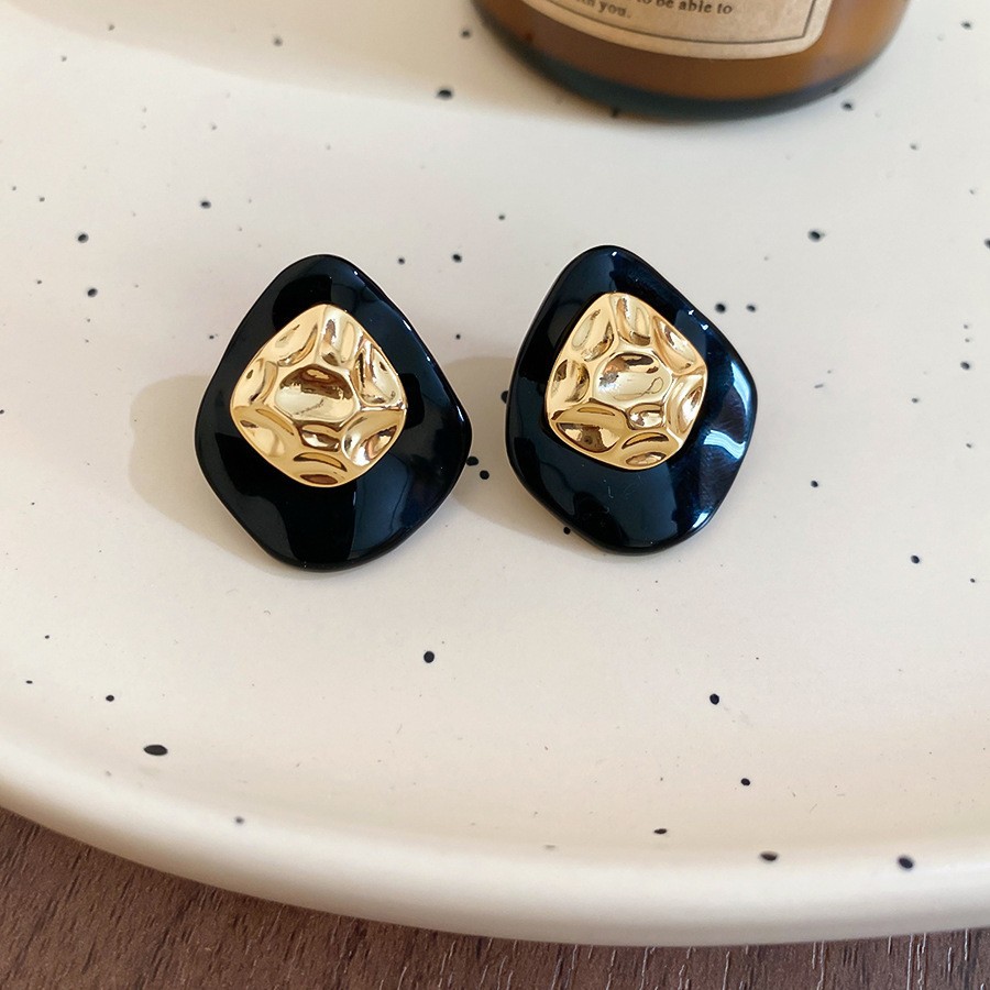 Pendientes geométricos con pliegues irregulares con cuentas de vidrio con aguja de plata Pendientes de alta calidad de temperamento negro Pendientes ligeros de lujo