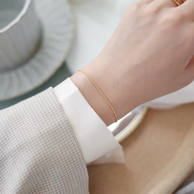 Pulsera de acero de titanio con diseño de hueso de serpiente para mujer, nuevo estilo, de alta gama, que no se decolora, versátil, moderna, elegante, accesorio de joyería de color dorado para niñas.