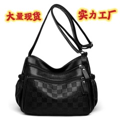 2025斜めショルダーソフト女性バッグ新型クロスボーダー旅行大容量中年ママシングル肩エンボスファッション日常百合