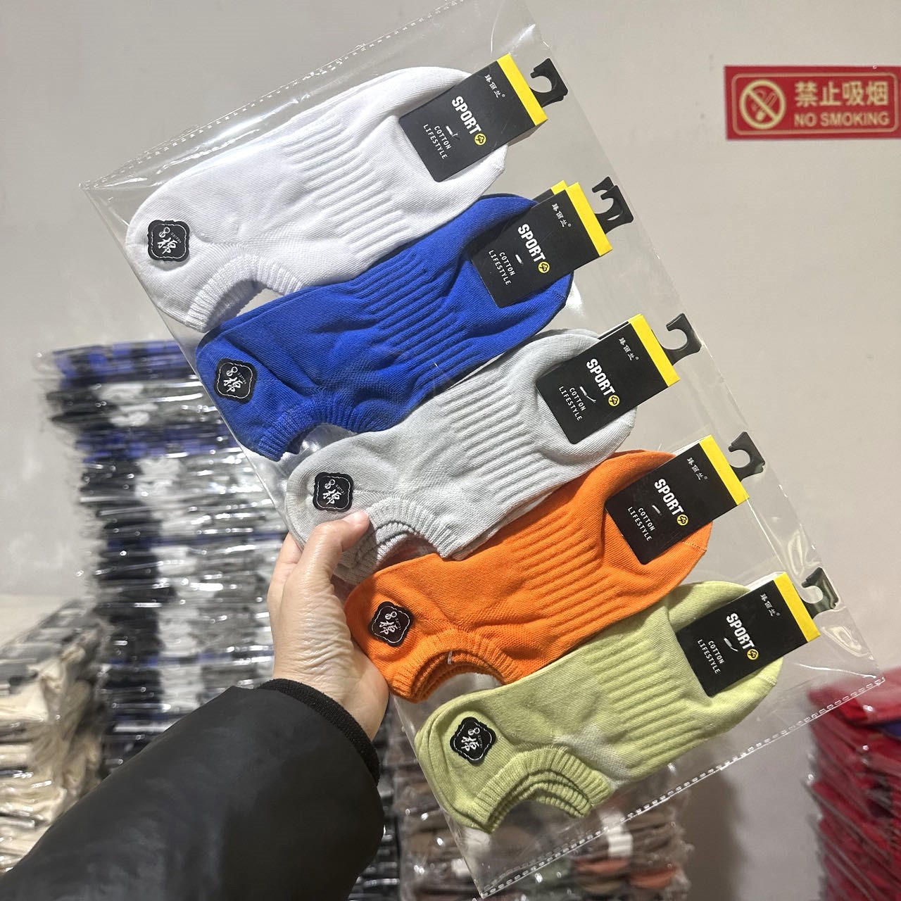 Cada par tiene una etiqueta de primavera y otoño nuevos calcetines para hombre calcetines deportivos transpirables de color calcetines bajos coreanos calcetines para correr para niños