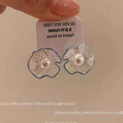 清冷感镂空珍珠花球耳钉女2025新款爆款高级感小众设计气质耳环
