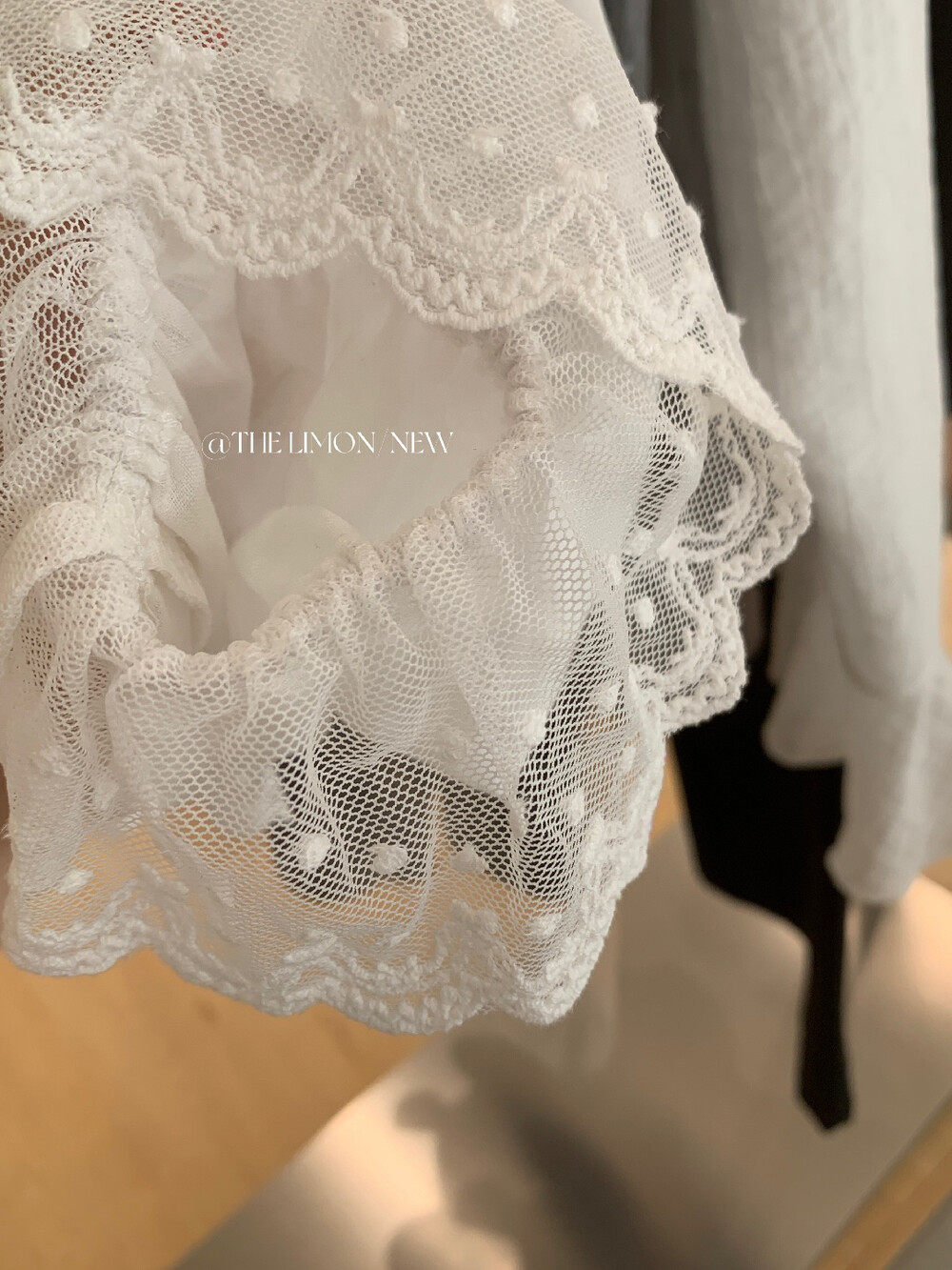 Áo sơ mi nữ tay ngắn cổ sen bèo, ren viền, chất liệu ramie mềm mại — màu trắng chi tiết 20