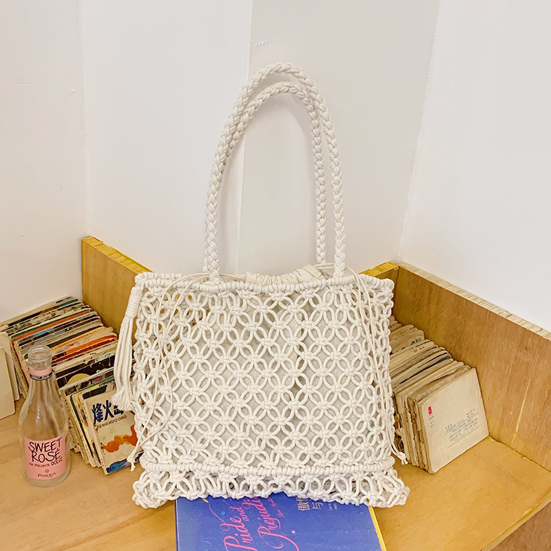 Versión coreana del bolso de nicho 2025 verano nuevo bolso femenino bolso tejido hueco bolso de hombro con borla de gran capacidad