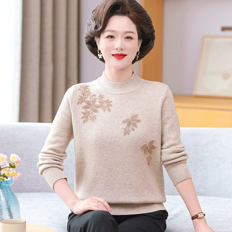 Мать осенью и зимой с бархатным толстым свитером