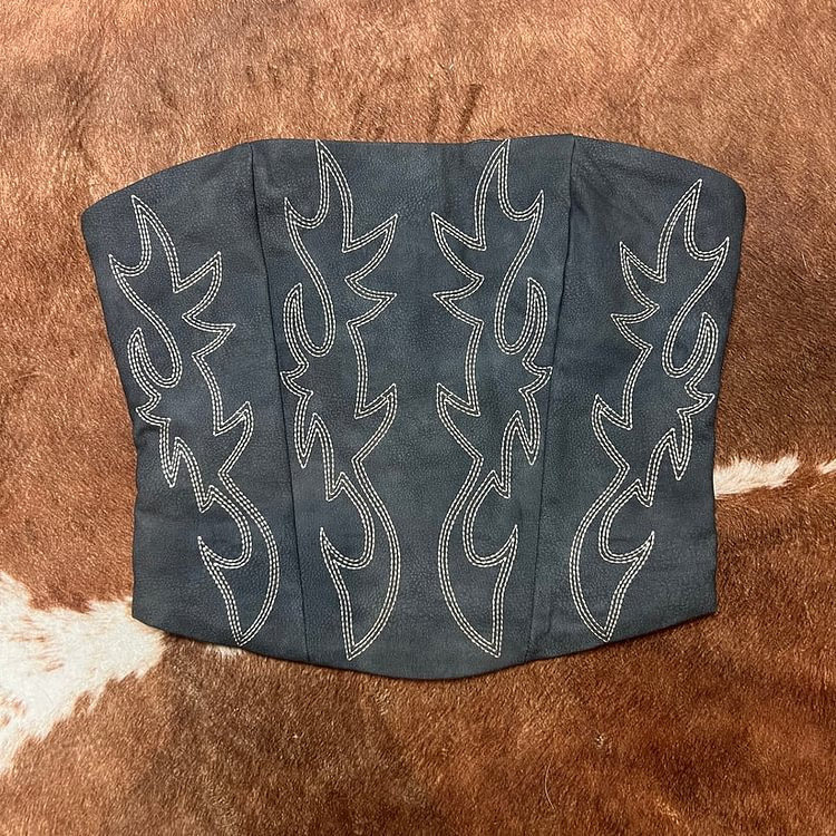 Top tipo bandeau marrón para mujer con estampado digital y corbata._voghion.com