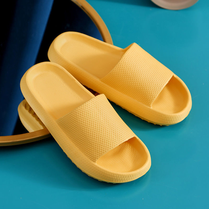 Zapatillas de mierda para hombres en el hogar en verano para salir a la nueva moda para hombres zapatillas frías con suela gruesa pareja