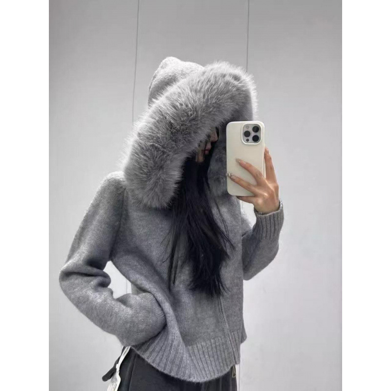 26 New Autumn and Winter Style Hooded Short Fashionable Stylish Knitted Cardigan for Petite Women with Faux Fox Fur Collar Sweater 26 New Autumn and Winter Style Hooded Short Fashionable Stylish Knitted Cardigan for Petite Women with Faux Fox Fur Collar Sweater