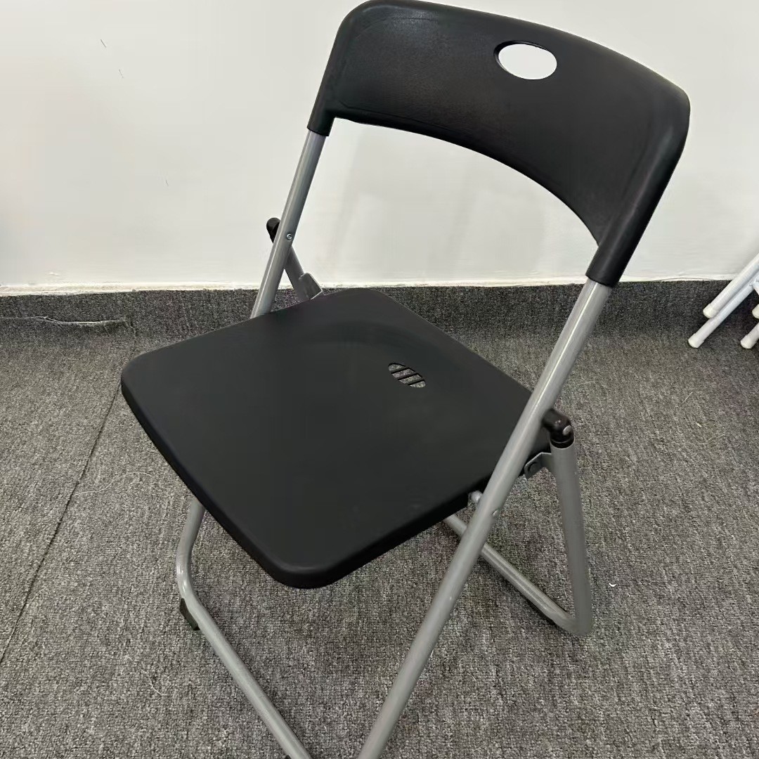 플라스틱 의자, 회색 다리, 검정색