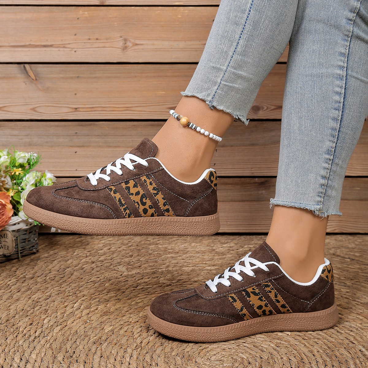 Comercio exterior transfronterizo retro zapatos de entrenamiento de mujeres nuevos lazos de cabeza redonda de color leopardo estampado zapatos casuales de skate plano grande por mayor