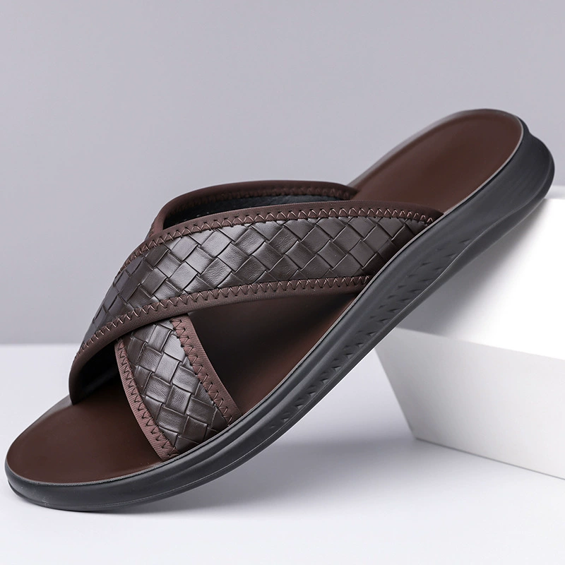 Тапочки мужчины носят повседневную летнюю мягкую подошва 2024 нескользящие новые модные пляжные тенденции европейское слово