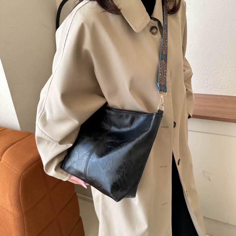 Winter retro capacious shoulder bag, one-shoulder bag
